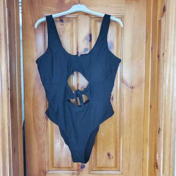 Plus Cut Out Knot Front One Piece Swimsuit - Picture 3 of 3